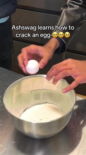 wow egg cracking yes so entertaining #ashswag #minecraft #lifestealsmp #fyp #baking