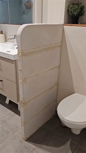 𝗣𝗮𝗺𝗲𝗹𝗮 on Instagram: "• Salle de bain / WC • Le point négatif de cette maison c'est que les WC sont dans la salle de bain...la seule option pour faire une séparation c'était donc de monter une demi cloison!!! J'ai donc opté pour le béton cellulaire @siporex_france !!! Et le tour est joué !!! Les différentes étapes : - montage de la cloison avec de la colle spéciale béton cellulaire - deux couches de colle a carrelage pour un effet "béton ciré"... j'adore le résultat !!! Les prochaines étap