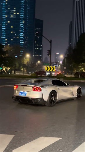 法拉利812gts，v12的魅力，这声浪真的太好听了！#法拉利812gts #小酷哥