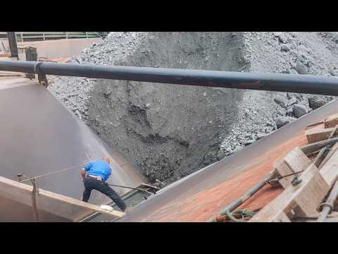 Barge unloads 3500 tons of ore - Smooth flow, Relaxing video