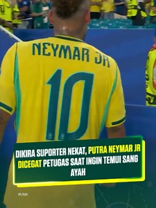 Momen menghangatkan hati terjadi di ajang Piala Dunia FIFA 2026. Putra Neymar, Davi Lucca, sempat membuat petugas keamanan stadion salah paham saat berada di area pinggir lapangan. Bocah yang mengenakan jersey Timnas Brasil itu awalnya dikira sebagai suporter yang hendak menerobos ke area pertandingan. Petugas keamanan pun sempat menahannya sebelum akhirnya menyadari bahwa anak tersebut adalah putra dari sang bintang Brasil, Neymar. Tak lama kemudian, Neymar menghampiri dan langsung memeluk Davi