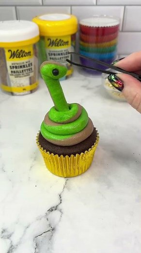 How to Decorate a Year of the Snake Cupcake