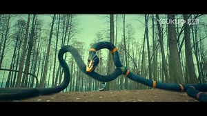 The man led the big snake away, and at the critical moment another mutant giant python saved him! 男子引开大蛇，危急时刻另一只变异巨蟒救了他！ #异变暴龙 #Metamorphosis #优酷电影 #youkumovie | Youku Movie