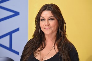 Gretchen Wilson Hurt Her Arm in the Most Redneck Way Ever