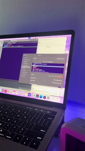 Quer aprender programação iOS com Swift mas não sabe por onde começar? 🍎💻 Esse é um roadmap para iniciantes em Swift que querem se tornar desenvolvedores iOS: • Sintaxe básica • Variáveis e constantes • Tipos de dados • Operadores aritméticos e lógicos • Condicionais (if / switch) • Laços de repetição (for / while) • Funções • Optionals • Arrays e Dictionaries Dominando esses fundamentos você já consegue dar os primeiros passos no desenvolvimento de aplicativos para iPhone usando Swift. Salva 