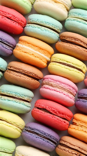✨ Behind every macaron there’s patience, precision, and a lot of love. From mixing to piping, resting, baking, and filling… every step matters to achieve that perfect shell, delicate texture, and irresistible flavor. This is not just a dessert, it’s a craft. And yes, they take hours to make, but every bite is worth it 🤍🍪 . . . . #MacaronProcess #MacaronLovers #BehindTheScenes #BakingFromScratch #PastryArt #YummyTummy | Yummy Tummy Pastries
