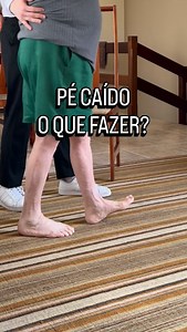 🦶⚠️ Pé caído e marcha equina não são “detalhes da caminhada”. São fatores reais de risco para quedas. Quando o pé não dorsiflete como deveria, o corpo compensa: -arrasta, eleva demais o joelho, perde ritmo, perde segurança. E cada passo vira uma chance de tropeço. A fisioterapia entra exatamente aí: ✔️ fortalecendo a musculatura responsável pela dorsiflexão ✔️ treinando controle motor e timing da marcha ✔️ ajustando equilíbrio e coordenação ✔️ reeducando o padrão de caminhada no dia a dia E, qu