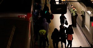 "Frotó todo su cuerpo": habla joven que grabó descarado manoseo en el Metro - La Cuarta