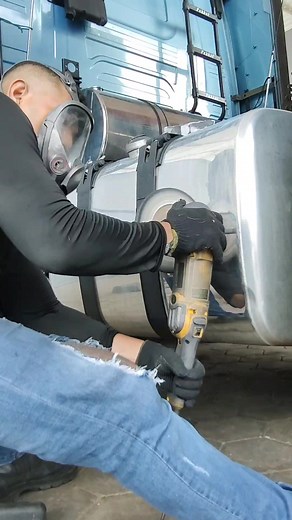 Polimento no tanque de alumínio #polimento #polimentoemaluminio #polimentoaluminio #polimentosdecaminhao #polimentoderodasetanque #polimentos #comofazer #comofazerpolimento #polimentoemrodasdealuminio #polish #aluminum #polishing #polishingmetal