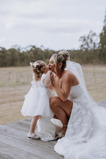 Master your romantic dip kiss with these 4 tips! ⤵️ 1. Hold hands as you’re walking down the aisle 2. Twirl your groom’s hand and turn side ways 3. Make sure your groom uses his hand to support your back as you dip 4. Hold your kiss for your photographer Share this with a bride to be, or save if you are one! ✨ | Stillwhite