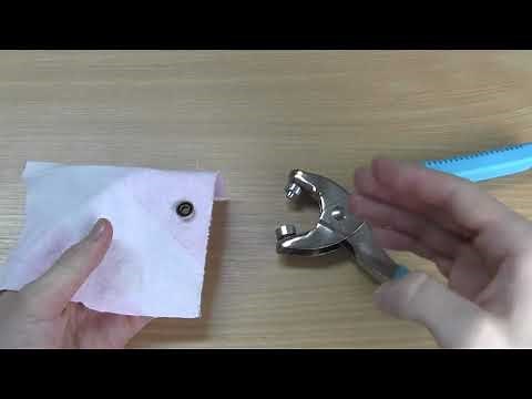 Ösen anbringen mit einer Ösenzange und Öse in Stoff einschlagen