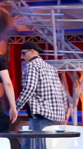 Kamarieri- Qetsori kafe dhe këngë labçe tek Braçja 🎵🎵Për të parë Portokallinë live biletat i gjeni tek studiot e Top Media në Arena Center si dhe tek studiot e Top Channel në Kashar nga ora 9:00 deri në orën 17:00. Për rezervime mund të telefononi në nr. 04 225 3177.Numrat e plotë i gjeni në faqen e Top Channel në Youtube#portokalli #orkestraportokallisë #portokalli #show #portokalli🍊 #publik #art #duartrokitje #dance #music #teqeshura #teqeshurapafund😂😂 #artist #actor #actorlife #topchanne