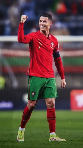 Football decode on Instagram: "Meme History & Origin:- On October 4, 2018, a behind-the-scenes momentfrom a commercial shoot at Juhu Beach in Mumbai went viralfor all the wrong reasons. The legendary Bollywood actorAmitabh Bachchan, known for his composure and professionalism, was caught in a tense moment when a makeup artist accidentally sprayedhairspray into his eyes. The iconic moment showed the veteran actor expressing his displeasure, but what reallycaught the attention of the internet was