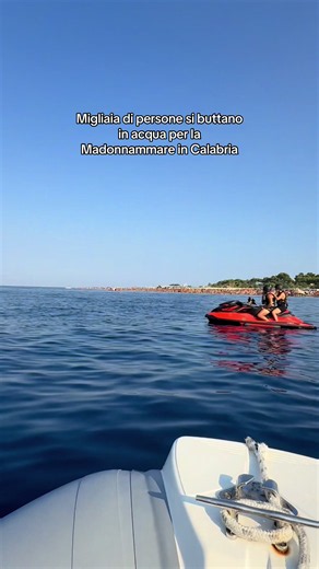 Per la prima volta ho assistito alla Festa della Madonnammare di Soverato: una festa molto sentita che riunisce tutte le persone del paese in spiaggia (secondo me almeno 10 mila) e tutti quanti attendono l’arrivo della Madonna per potersi tuffare nelle acque benedette dal suo passaggio! Una cosa incredibile e in 30 anni di vita in Calabria non ho mai visto niente di così folkloristico!