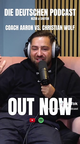 3 Stunden - ungeschnitten und schonungslos. Deutschland hat zwei Jahre auf diesen Tag gewartet - und jetzt ist es soweit: Christian Wolf und Coach Aaron, von Angesicht zu Angesicht. In einem Raum, an einem Tisch. Ehrlich, direkt, geradeaus. Sly oder Arnie? Messi oder Ronaldo? Gottes Nahrung oder Süßstoff? Auf welcher Seite stehst du? Jetzt auf YouTube, Spotify & Co.