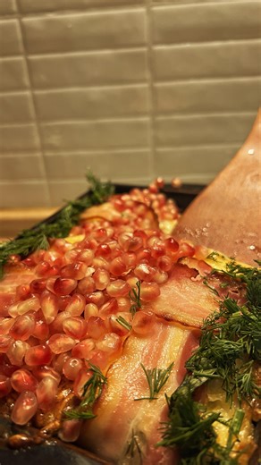 Юлия on Instagram: "Рецепт 👇 Ингредиенты: - бекон; - картофель; - филе куриное или мякоть бедра; - сливки 20%; - чеснок; - шампиньоны; - специи(соль;паприка;для курицы); - сыр; - зелень; - майонез; - гранат; - сливочное масло. Начинка: 1. Картофель предварительно отварить. 2. Курицу обжарить на сковороде до золотистости с добавлением специй и чеснока, в конце добавить сливки; 3. шампиньоны обжарить сначала на сухой скороде до испарения жидкости,после добавить сливочного масла и обжарить до золо