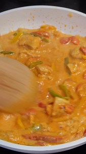 🐟Si toi aussi tu sais jamais comment cuisiner le poisson, aujourd’hui je te montre un recette de cabillaud en sauce, au curry rouge et au lait de coco, tu vas adorer ! ingrédients 2-3 personnes🧑🏽‍🍳 - 2 pavé de cabillaud - 2 poivrons - 20 cl lait de coco - 3 cac de pate de curry rouge - ( persil ) Instructions ✨ 1. Commencez par faire revenir dans la poêle les poivrons et le cabillaud ( surgelé pour ma part ). Quand tout est cuit, ajoutez le lait de coco et la pâte de curry rouge puis laissez