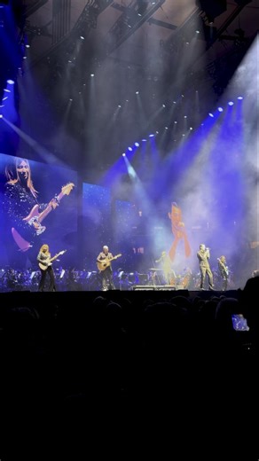 Ecco un piccolo estratto del nostro concerto al Madison Square Garden a New York City dello scorso 19 Dicembre. Ripresa amatorialissima di @sergioassolarii (grazie pippi) ma l'emozione e la gioia rimangono ben impresse comunque. La reazione del pubblico alla fine poi ... davvero indimenticabile! Un altro ricordo che mi riempirà il cuore a lungo. A voi 2 minuti di "Falling In Love". @matteobocelli @andreaferreromusic @patricia_ligia_ @e.tancredi | Valerio Carboni