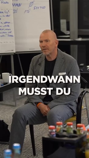 Martin Limbeck on Instagram: "Ja, es war hart und ja, es gab Probleme – aber jetzt ist der Moment, nach vorne zu schauen und neu anzufangen! 🔥➡️ 👉 Folge mir für mehr Tipps und Input! #MartinLimbeck #Mindset #Neuanfang #Motivation #Erfolg BusinessMindset Unternehmertum Fokus Persönlichkeitsentwicklung Leadership"