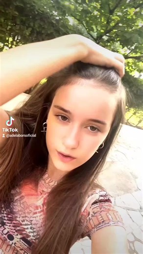 Adela Bors: Idiomas, Edad y Novio