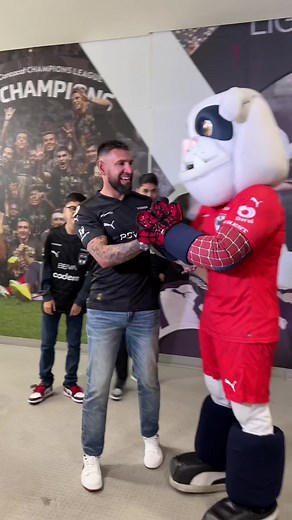 Jonathan Orozco y Monty: La Mascota de Rayados