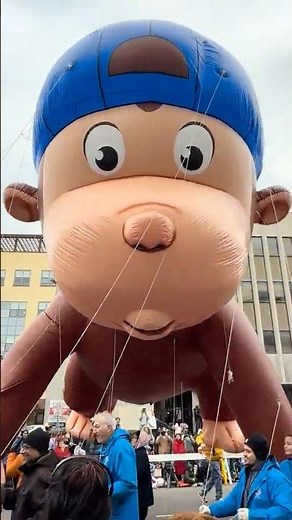 Curious George all up in my face at the Thanksgiving parade! #parade #balloon #familyfun