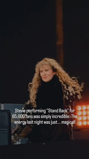 Stevie Nicks’ story begins long before the stage lights, lace shawls, and flowing scarves became her trademarks. Born in Phoenix, Arizona, she was a quiet dreamer with a journal full of poetry and melodies that whispered like desert winds. Her family moved often due to her father’s job, forcing her to constantly start over, but Stevie always found refuge in music. She believed words could heal, and she poured her soul into every page she wrote. That passion only grew stronger when she met Lindse