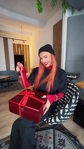 92 reactions | No co by nie mówić, prezenty w francuskiego domu mody na pewno nie wzbudziłyby taki podejrzeń … prawda?  Więc Drogi Mężu… na Mikołajki nie ma co ryzykować z eksperymentami… są już za 2 tygodnie, po co niepotrzebny stres … 路‍♀️ @lukaszlazer ❤️ | Red Lips | Facebook