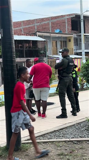 Broma divertida a la Policia #youtubeshorts #funny