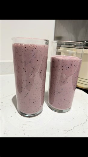 Easy Smoothie to try for dinner today with simple ingredients you have at home. I used Greek Yoghurt Pineapples 🍍 Blueberries 🫐 Banana 🍌 #smoothie #dinnerideas #iftarideas #foodtiktokfood #fypdong