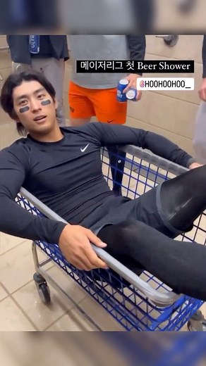 Jung Hoo Lee got a beer shower from his teammates to celebrate his first big league dinger 🍻 | Baseballer