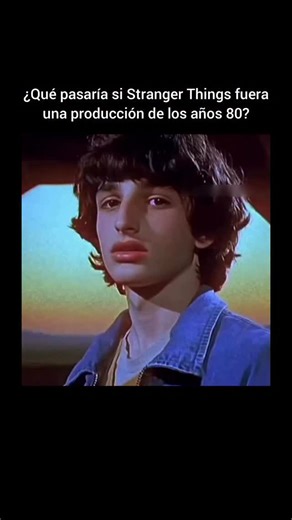 Dato History on Instagram: "Olvídate de los efectos especiales por computadora. En los 80, el Mundo del Revés se habría construido con animatrónica, humo y látex. El Demogorgon habría sido un actor con un traje de goma ultradetallado (estilo Alien) o una marioneta mecánica operada por cables. La paleta de colores: En lugar de la nitidez digital, tendríamos la textura cálida de la película de 35 mm, con ese brillo azulado característico en las escenas nocturnas. Apertura: Sin gráficos de computad