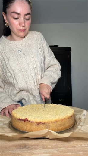 Melina | echtes Leben & einfache Rezepte on Instagram: "Herbstlicher Kirsch-Schmand-Streuselkuchen mit Zimt 🍒🍁 Rezept Zutaten (24–26 cm Springform) 🧈 Streuselteig (Boden & Topping): • 300 g Mehl • 140 g Zucker • 1 Pck. Vanillezucker • 1 TL Zimt • 1 TL Backpulver • 200 g kalte Butter (in Stücken) • 1 Prise Salz 🍒 Kirschfüllung: • 1 Glas Kirschen (ca. 350 g Abtropfgewicht) • 1 Pck. Vanillepuddingpulver • 2 EL Zucker 🍶 Schmand-Quark-Creme: • 200 g Schmand • 1