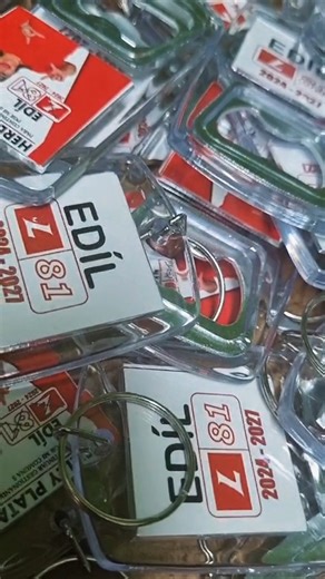 C-KREA CENTRAL KREATIVA on Instagram: "🎯 Los pequeños detalles también construyen grandes marcas En SAVATAR encuentras botones publicitarios, pines resinados y productos personalizados con tampografía, ideales para promocionar tu marca, eventos o campañas con identidad y recordación. Artículos creativos que conectan, destacan y se quedan en la mente de tus clientes 🚀 📍 Local 207 – C-Krea 👉 Visítanos y haz que tu marca se lleve puesta. #Savatar #Promocionales #PinesPersonalizados #BotonesPubl