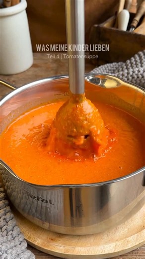 Karo | schnelle & einfache Rezepte on Instagram: "TEIL 4 | TOMATENSUPPE mit FETA🍅🧀🥣 Nicht nur für die Kinder ein echter Gaumenschmaus, auch für alle anderen und das Beste: Ganz easy ausm Ofen!! ZUTATEN Für etwa 6 Portionen 1 Kilo Tomaten 2 rote Zwiebeln Knobi in rauen Mengen 200 Feta 15-20 ml Olivenöl Pfeffer, Salz, Paprika, Basilikum, Chili 400 ml Gemüsebrühe 50 g Tomatenmark. . Tomate, Zwiebel und Knobi halbieren oder vierteln und mit dem Feta in eine Auflaufform geben, würzen und mit Öl ma