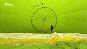 Wo man normalerweise mit dem Wellenflug in die Lüfte steigt, ging es heute Morgen noch höher hinaus. Um kurz vor 10 Uhr hieß es mitten auf dem Kaiserplatz in Berlin „Leinen los“ für unseren Phantasialand-Heißluftballon. Wir waren bei der Jungfernfahrt natürlich mit der Kamera dabei. Viel Spaß beim Schauen – oder wie es Ballonfahrer zu sagen pflegen: Glück ab – Gut Land! | Phantasialand