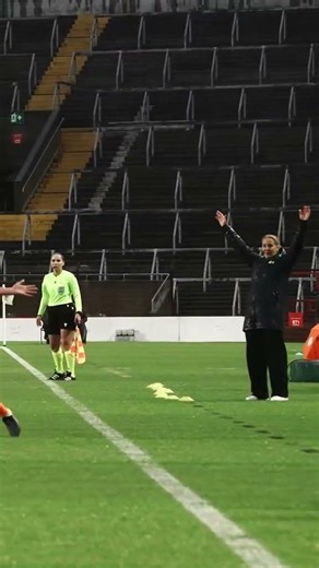 Carla Ward LOVING Jess Ziu's nutmeg 🤣🥜🇮🇪