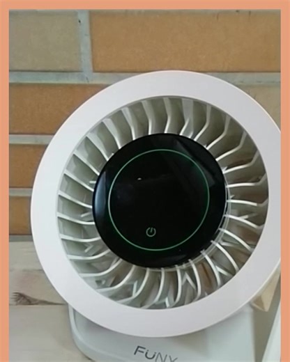 📢【 FUNY高速靜音渦輪循環扇】正式上市囉!!📢 🔆炎炎夏日想要涼快❄️又省電? 這款桌立/吊掛兩用循環扇，採用高速壓縮引擎及循環冷流風道設計，加上七葉風扇更聚風，100檔無級加速風及六段定速風，帶動氣流到更遠。內建3600mAh可充式電池，省電又持久，室內戶外場景均可滿足。 | Full Power 富佳泰