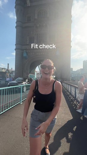 How many tiktoks can one make on a bridge you ask? #tourist #london #fitcheck