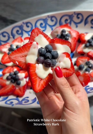 My favorite snack to make for the 4th! 🇺🇸 White Chocolate Strawberry Bark! 🍓🫐 Such an easy recipe to make: Arrange sliced strawberries in a star shape around a banana slice. Take your melted white chocolate and coat the strawberries and banana. The chocolate adheres all the pieces together, so be generous! Sprinkle blueberries on top. Pop in the freezer for 20 minutes and they are ready to go! When I saw this snack I had to try it for myself. This refreshing sweet treat is delicious. Great f
