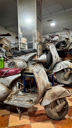 Llorenç Llobera Silva on Instagram: "📖✨ La historia se escribe día a día Y algunas motos no se buscan… aparecen cuando tiene que ser. 🛵💨 Una llamada casual 📍 Dos calles más allá 👨‍🍳 La moto del panadero del pueblo Y lo que parecía una más… 💥 ERA UNA SPORT DE 1958 ✔️ Estado increíble ✔️ Un solo dueño ✔️ Historia intacta 👨‍👧 La hija del primer propietario solo pidió una cosa: ❤️ Que se conserve y se sea feliz con ella 🏠 Todas a menos de 1 km ⏳ 27 años en una primera planta 🚫 Sin grúa 💪