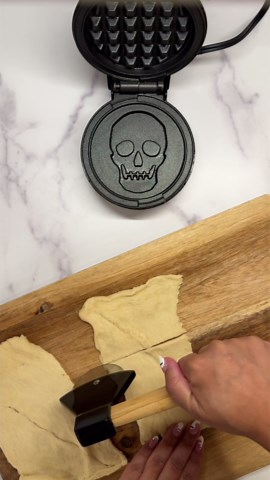 What do you call a skeleton who won’t work? 💀 Lazy bones 🤣 🦴 In the lunchbox 🦴 Mozzarella cheese