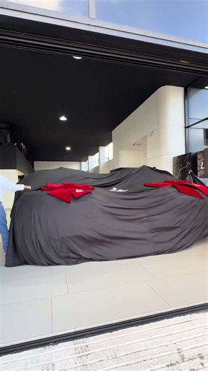 🚘💪 ¡Doble entrega, doble compromiso y doble productividad! 💪🚘 Hoy entregamos estos dos Mitsubishi L200 GLX MT 2027, listas para enfrentar cualquier desafío y convertirse en las mejores aliadas de trabajo de sus nuevos propietarios. 🔥⚙️ Agradecemos profundamente la confianza depositada en Mitsubishi y en nuestro servicio. Les deseamos muchos éxitos, kilómetros de trabajo y grandes resultados junto a sus nuevos pickups. 🙌🚜 ¿Tú también buscas un vehículo fuerte, confiable y preparado para cu