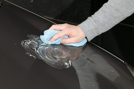 Résine et sève sur la carrosserie : voici comment s'en débarrasser