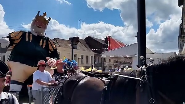 À Fresnes-sur-Escaut, les rues font le plein pour le départ du traditionnel carnaval. Et c'est Cambrinus, le géant de la Ville qui ouvre le cortège ! | L'Observateur du Valenciennois - Nord