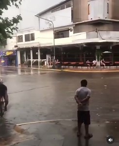 Jamais vu une transition natation-vélo aussi rapide. Prenez-en de la graine les triathlètes ! | Dans la Musette