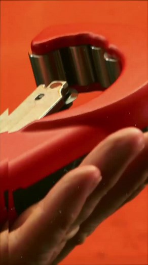 The new KNIPEX TubiX® XL pipe cutter 90 31 03 BK cuts pipes with Ø 6 - 76 mm made of copper, brass and stainless steel, and thanks to the QuickLock mechanism it does so particularly fast and precise. #electrician #knipex #tools #pliers #madeingermany #handtools #zangen #toolsofthetrade #plumbers