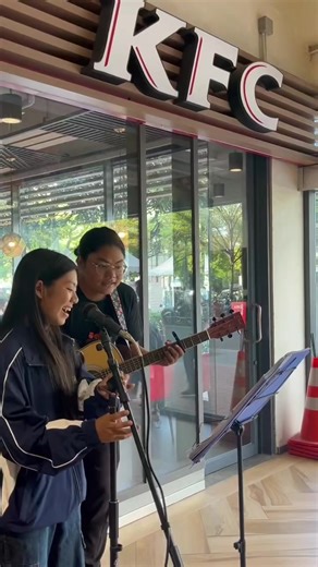 I was so shy and nervous 🥹✌🏼မန်းလေးရောက်ခါစတုံးကပေါ့ I was challenging myself to sing in public🙂‍↕️and also so lucky to met A Ko Bam🍀#challenge #mandalay #2024 #fyp #countryroad