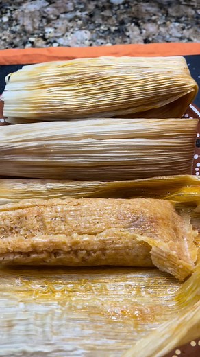 Cómo Hacer Tamales Rojos De Pollo Los Mejores Sigue los pasos#tamalesmexicanos #tamalesrojos #comohacertamales #tamales#ricostamales #tamalesdepollo#parafiestas INGREDIENTES salen 47 tamales de buen tamaño tiempo de cosion 1.hora 30 minutos para coser el pollo 3.litros de agua 1.Pollo entero y 1/2 pechuga 1/2.cabeza de ajo 1/2.cebolla 1.manojito de cilantro 1.cda sopera de sal para la salsa 11.chiles guajillo 5.chiles cascabel 1.chile ancho oh chile (pasilla) 15.chiles puya 7.dientes de ajo 2.ji