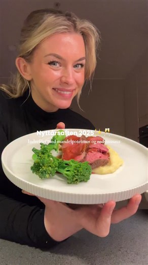 Lina Ekseth on Instagram: "🥂Nyttårsaften: Indrefilet med mandelpotetmos, brokkolini & rødvinssaus✨💖 👩🏼‍🍳Indrefilet (4 porsjoner) 700 g indrefilet Nøytral olje Salt & Pepper 👩🏼‍🍳Mandelpotetmos (4-6 porsjoner) 800 g mandelpotet 1,5 - 2,5 dl helmelk 100 g smør Salt Muskatnøtt 👩🏼‍🍳Rødvinssaus (4 porsjoner) 2 stykk sjalottløk 1 ss balsamicoeddik 3 dl rødvin 3 dl oksekraft 50 g kaldt smør i terninger Salt & pepper 1 liten klype sukker Olivenolje til steking 👩🏼‍🍳Brokkolini (4 porsjoner) 1